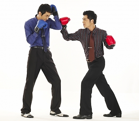 포토 JPG 스튜디오촬영 전신 남자 와이셔츠 비즈니스 서기 누끼 사람 두명 30대 비즈니스라이프 청춘 경쟁 권투 한국인 글러브 글로브 권투글러브 직장인 비즈니스맨 동료 싸움 전쟁 남자만 성인남자만 장년만 장년남자만 성인만 국내포토 직업 라이프스타일 스포츠용품 장갑 컨셉 셔츠 관계 모션 실내 동양인 장년 격투기 파일형식