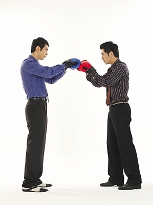 포토 JPG 스튜디오촬영 전신 남자 와이셔츠 비즈니스 서기 누끼 사람 두명 30대 비즈니스라이프 청춘 경쟁 권투 한국인 글러브 글로브 권투글러브 직장인 비즈니스맨 동료 싸움 전쟁 남자만 성인남자만 장년만 장년남자만 성인만 국내포토 직업 라이프스타일 스포츠용품 장갑 컨셉 셔츠 관계 모션 실내 동양인 장년 격투기 파일형식