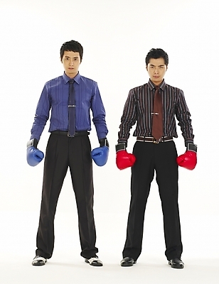 포토 JPG 스튜디오촬영 전신 남자 와이셔츠 비즈니스 서기 누끼 사람 두명 30대 비즈니스라이프 청춘 경쟁 권투 한국인 글러브 글로브 권투글러브 직장인 비즈니스맨 동료 싸움 전쟁 남자만 성인남자만 장년만 장년남자만 성인만 국내포토 직업 라이프스타일 스포츠용품 장갑 컨셉 셔츠 관계 모션 실내 동양인 장년 격투기 파일형식