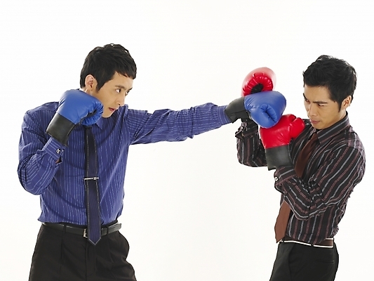 포토 JPG 스튜디오촬영 남자 와이셔츠 비즈니스 부분 서기 누끼 사람 상반신 두명 30대 비즈니스라이프 청춘 경쟁 권투 한국인 글러브 글로브 권투글러브 직장인 비즈니스맨 동료 싸움 전쟁 남자만 성인남자만 장년만 장년남자만 성인만 국내포토 직업 라이프스타일 스포츠용품 장갑 컨셉 셔츠 관계 모션 실내 동양인 장년 격투기 파일형식