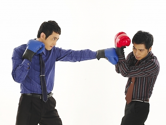 포토 JPG 스튜디오촬영 남자 와이셔츠 비즈니스 부분 서기 누끼 사람 상반신 두명 30대 비즈니스라이프 청춘 경쟁 권투 한국인 글러브 글로브 권투글러브 직장인 비즈니스맨 동료 싸움 전쟁 남자만 성인남자만 장년만 장년남자만 성인만 국내포토 직업 라이프스타일 스포츠용품 장갑 컨셉 셔츠 관계 모션 실내 동양인 장년 격투기 파일형식