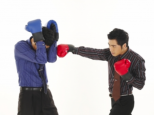 포토 JPG 스튜디오촬영 남자 와이셔츠 비즈니스 부분 서기 누끼 사람 상반신 두명 30대 비즈니스라이프 청춘 경쟁 권투 한국인 글러브 글로브 권투글러브 직장인 비즈니스맨 동료 싸움 전쟁 남자만 성인남자만 장년만 장년남자만 성인만 국내포토 직업 라이프스타일 스포츠용품 장갑 컨셉 셔츠 관계 모션 실내 동양인 장년 격투기 파일형식