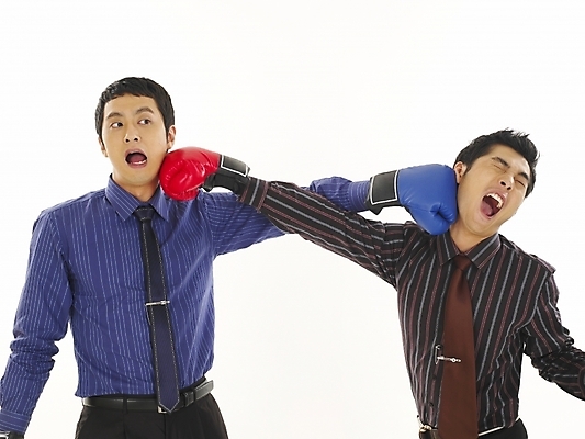 포토 JPG 스튜디오촬영 남자 와이셔츠 비즈니스 부분 서기 누끼 사람 상반신 두명 30대 비즈니스라이프 청춘 경쟁 권투 한국인 글러브 글로브 권투글러브 직장인 비즈니스맨 동료 싸움 전쟁 남자만 성인남자만 장년만 장년남자만 성인만 국내포토 직업 라이프스타일 스포츠용품 장갑 컨셉 셔츠 관계 모션 실내 동양인 장년 격투기 파일형식