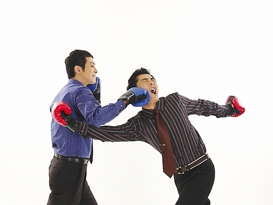 포토 JPG 스튜디오촬영 남자 와이셔츠 비즈니스 부분 서기 누끼 사람 상반신 두명 30대 비즈니스라이프 청춘 경쟁 권투 한국인 글러브 글로브 권투글러브 직장인 비즈니스맨 동료 싸움 전쟁 남자만 성인남자만 장년만 장년남자만 성인만 국내포토 직업 라이프스타일 스포츠용품 장갑 컨셉 셔츠 관계 모션 실내 동양인 장년 격투기 파일형식