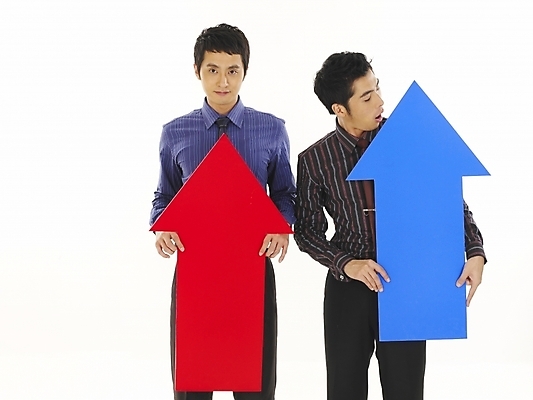 포토 JPG 스튜디오촬영 남자 화살표 상징 와이셔츠 비즈니스 부분 안내 서기 누끼 사람 상반신 두명 30대 비즈니스라이프 청춘 기쁨 한국인 슬픔 직장인 비즈니스맨 좌절 떨어짐 하락 방향 동료 상승 수익 증시 시장상황 적자 남자만 성인남자만 장년만 장년남자만 성인만 국내포토 직업 라이프스타일 감정 컨셉 셔츠 관계 모션 실내 동양인 장년 경제 파일형식