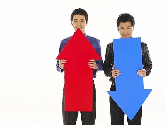 포토 JPG 스튜디오촬영 남자 화살표 상징 와이셔츠 비즈니스 부분 안내 서기 누끼 사람 상반신 두명 30대 비즈니스라이프 청춘 기쁨 한국인 슬픔 직장인 비즈니스맨 좌절 떨어짐 하락 방향 동료 상승 수익 증시 시장상황 적자 남자만 성인남자만 장년만 장년남자만 성인만 국내포토 직업 라이프스타일 감정 컨셉 셔츠 관계 모션 실내 동양인 장년 경제 파일형식