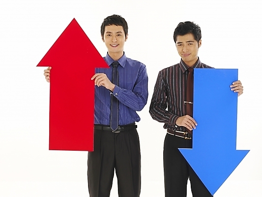 포토 JPG 스튜디오촬영 남자 화살표 상징 와이셔츠 비즈니스 부분 안내 서기 누끼 사람 상반신 두명 30대 비즈니스라이프 청춘 기쁨 한국인 슬픔 직장인 비즈니스맨 좌절 떨어짐 하락 방향 동료 상승 수익 증시 시장상황 적자 남자만 성인남자만 장년만 장년남자만 성인만 국내포토 직업 라이프스타일 감정 컨셉 셔츠 관계 모션 실내 동양인 장년 경제 파일형식