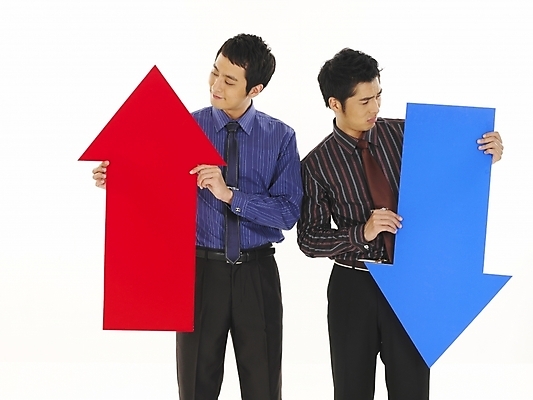 포토 JPG 스튜디오촬영 남자 화살표 상징 와이셔츠 비즈니스 부분 안내 서기 누끼 사람 상반신 두명 30대 비즈니스라이프 청춘 기쁨 한국인 슬픔 직장인 비즈니스맨 좌절 떨어짐 하락 방향 동료 상승 수익 증시 시장상황 적자 남자만 성인남자만 장년만 장년남자만 성인만 국내포토 직업 라이프스타일 감정 컨셉 셔츠 관계 모션 실내 동양인 장년 경제 파일형식