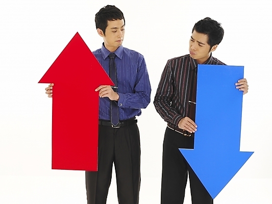 포토 JPG 스튜디오촬영 남자 화살표 상징 와이셔츠 비즈니스 부분 안내 서기 누끼 사람 상반신 두명 30대 비즈니스라이프 청춘 기쁨 한국인 슬픔 직장인 비즈니스맨 좌절 떨어짐 하락 방향 동료 상승 수익 증시 시장상황 적자 남자만 성인남자만 장년만 장년남자만 성인만 국내포토 직업 라이프스타일 감정 컨셉 셔츠 관계 모션 실내 동양인 장년 경제 파일형식