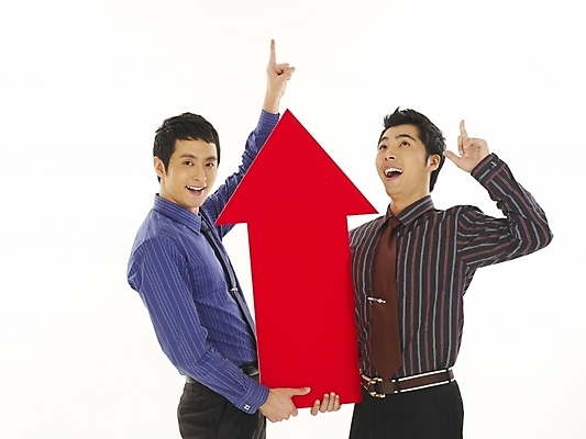 포토 JPG 스튜디오촬영 남자 화살표 상징 와이셔츠 비즈니스 부분 안내 서기 누끼 사람 상반신 두명 30대 비즈니스라이프 청춘 기쁨 한국인 직장인 비즈니스맨 방향 동료 상승 수익 증시 시장상황 남자만 성인남자만 장년만 장년남자만 성인만 국내포토 직업 라이프스타일 감정 컨셉 셔츠 관계 모션 실내 동양인 장년 경제 파일형식