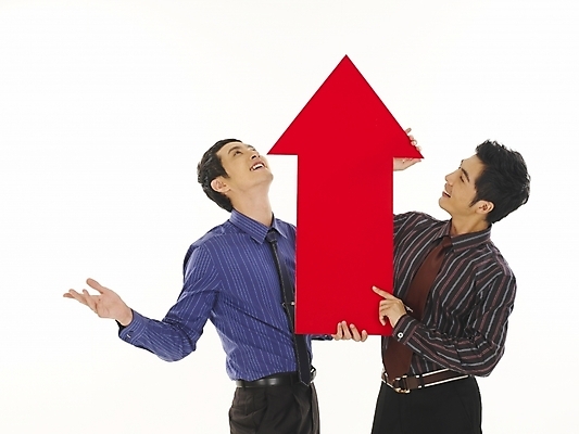 포토 JPG 스튜디오촬영 남자 화살표 상징 와이셔츠 비즈니스 부분 안내 서기 누끼 사람 상반신 두명 30대 비즈니스라이프 청춘 기쁨 한국인 직장인 비즈니스맨 방향 동료 상승 수익 증시 시장상황 남자만 성인남자만 장년만 장년남자만 성인만 국내포토 직업 라이프스타일 감정 컨셉 셔츠 관계 모션 실내 동양인 장년 경제 파일형식