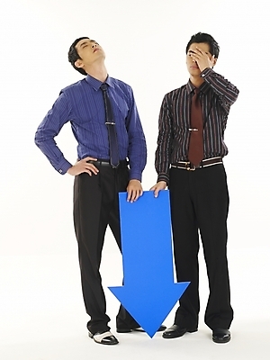 포토 JPG 스튜디오촬영 남자 화살표 상징 와이셔츠 비즈니스 안내 서기 누끼 사람 두명 30대 비즈니스라이프 청춘 한국인 슬픔 직장인 비즈니스맨 좌절 떨어짐 하락 방향 동료 증시 시장상황 적자 남자만 성인남자만 장년만 장년남자만 성인만 국내포토 직업 라이프스타일 감정 컨셉 셔츠 관계 모션 실내 동양인 장년 파일형식