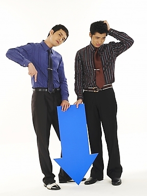 포토 JPG 스튜디오촬영 남자 화살표 상징 와이셔츠 비즈니스 안내 서기 누끼 사람 두명 30대 비즈니스라이프 청춘 한국인 슬픔 직장인 비즈니스맨 좌절 떨어짐 하락 방향 동료 증시 시장상황 적자 남자만 성인남자만 장년만 장년남자만 성인만 국내포토 직업 라이프스타일 감정 컨셉 셔츠 관계 모션 실내 동양인 장년 파일형식