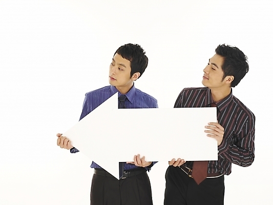 포토 JPG 스튜디오촬영 남자 화살표 상징 와이셔츠 비즈니스 부분 협력 안내 서기 누끼 사람 상반신 두명 30대 비즈니스라이프 청춘 한국인 직장인 비즈니스맨 방향 왼쪽 동료 남자만 성인남자만 장년만 장년남자만 성인만 국내포토 직업 라이프스타일 컨셉 셔츠 관계 모션 실내 동양인 장년 파일형식