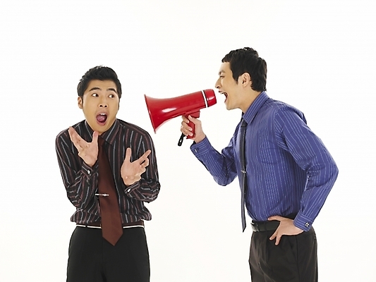 포토 JPG 스튜디오촬영 남자 와이셔츠 비즈니스 부분 안내 서기 누끼 사람 상반신 두명 30대 비즈니스라이프 청춘 확성기 한국인 분노 직장인 비즈니스맨 상사 꾸지람 알림 동료 부하 잔소리 남자만 성인남자만 장년만 장년남자만 성인만 국내포토 직업 라이프스타일 감정 컨셉 셔츠 관계 모션 실내 동양인 장년 체벌 파일형식