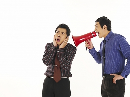 포토 JPG 스튜디오촬영 남자 와이셔츠 비즈니스 부분 안내 서기 누끼 사람 상반신 두명 30대 비즈니스라이프 청춘 확성기 한국인 분노 직장인 비즈니스맨 상사 꾸지람 알림 동료 부하 잔소리 남자만 성인남자만 장년만 장년남자만 성인만 국내포토 직업 라이프스타일 감정 컨셉 셔츠 관계 모션 실내 동양인 장년 체벌 파일형식