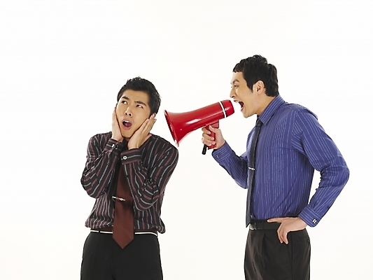 포토 JPG 스튜디오촬영 남자 와이셔츠 비즈니스 부분 안내 서기 누끼 사람 상반신 두명 30대 비즈니스라이프 청춘 확성기 한국인 분노 직장인 비즈니스맨 상사 꾸지람 알림 동료 부하 잔소리 남자만 성인남자만 장년만 장년남자만 성인만 국내포토 직업 라이프스타일 감정 컨셉 셔츠 관계 모션 실내 동양인 장년 체벌 파일형식