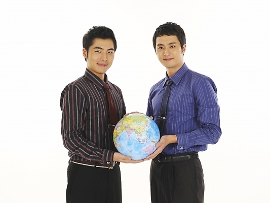 포토 JPG 스튜디오촬영 남자 지구 와이셔츠 비즈니스 부분 협력 서기 미소 웃음 누끼 사람 상반신 두명 30대 비즈니스라이프 청춘 글로벌 지구본 한국인 직장인 비즈니스맨 동료 화합 남자만 성인남자만 장년만 장년남자만 성인만 국내포토 직업 라이프스타일 컨셉 셔츠 관계 모션 실내 표정 동양인 장년 파일형식