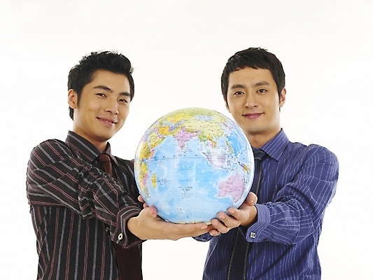 포토 JPG 스튜디오촬영 남자 지구 와이셔츠 비즈니스 부분 협력 서기 미소 웃음 누끼 사람 상반신 두명 30대 비즈니스라이프 청춘 글로벌 지구본 한국인 직장인 비즈니스맨 동료 화합 남자만 성인남자만 장년만 장년남자만 성인만 국내포토 직업 라이프스타일 컨셉 셔츠 관계 모션 실내 표정 동양인 장년 파일형식