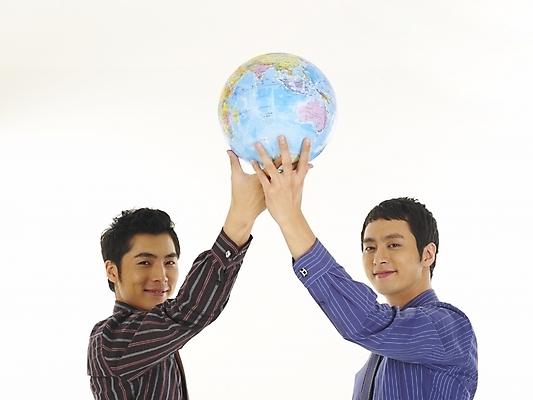 포토 JPG 스튜디오촬영 남자 지구 와이셔츠 비즈니스 부분 협력 서기 미소 웃음 누끼 사람 상반신 두명 30대 비즈니스라이프 청춘 글로벌 지구본 한국인 직장인 비즈니스맨 동료 화합 남자만 성인남자만 장년만 장년남자만 성인만 국내포토 직업 라이프스타일 컨셉 셔츠 관계 모션 실내 표정 동양인 장년 파일형식