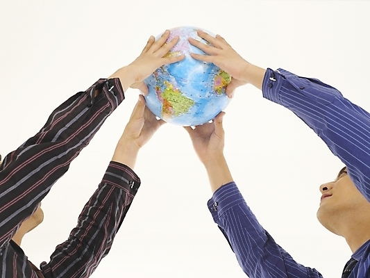 포토 JPG 스튜디오촬영 남자 지구 와이셔츠 비즈니스 부분 협력 서기 미소 웃음 사람 상반신 두명 30대 비즈니스라이프 청춘 글로벌 지구본 직장인 비즈니스맨 동료 화합 남자만 성인남자만 장년만 장년남자만 성인만 국내포토 직업 라이프스타일 컨셉 셔츠 관계 모션 실내 표정 장년 파일형식