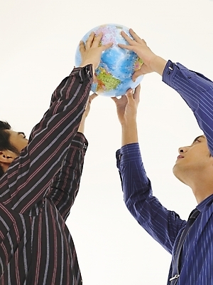 포토 JPG 스튜디오촬영 남자 지구 와이셔츠 비즈니스 부분 협력 서기 미소 웃음 사람 상반신 두명 30대 비즈니스라이프 청춘 글로벌 지구본 직장인 비즈니스맨 동료 화합 남자만 성인남자만 장년만 장년남자만 성인만 국내포토 직업 라이프스타일 컨셉 셔츠 관계 모션 실내 표정 장년 파일형식