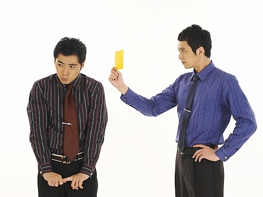 포토 JPG 스튜디오촬영 남자 와이셔츠 비즈니스 부분 경고 누끼 사람 상반신 두명 30대 비즈니스라이프 청춘 한국인 직장인 비즈니스맨 상사 체벌 동료 부하 감점 옐로우카드 남자만 성인남자만 장년만 장년남자만 성인만 국내포토 직업 라이프스타일 컨셉 셔츠 관계 실내 동양인 장년 점수 파일형식