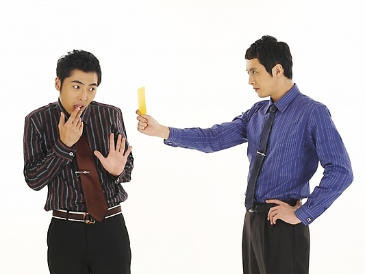 포토 JPG 스튜디오촬영 남자 와이셔츠 비즈니스 부분 경고 누끼 사람 상반신 두명 30대 비즈니스라이프 청춘 한국인 직장인 비즈니스맨 상사 체벌 동료 부하 감점 옐로우카드 남자만 성인남자만 장년만 장년남자만 성인만 국내포토 직업 라이프스타일 컨셉 셔츠 관계 실내 동양인 장년 점수 파일형식