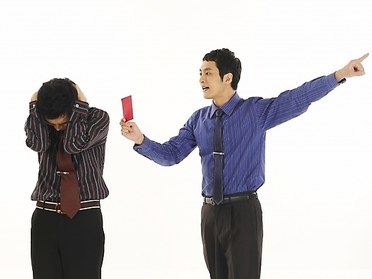 포토 JPG 스튜디오촬영 남자 와이셔츠 비즈니스 부분 경고 누끼 사람 상반신 두명 30대 비즈니스라이프 청춘 한국인 직장인 비즈니스맨 상사 체벌 동료 부하 레드카드 감점 남자만 성인남자만 장년만 장년남자만 성인만 국내포토 직업 라이프스타일 컨셉 셔츠 관계 실내 동양인 장년 카드_놀이용품 점수 파일형식