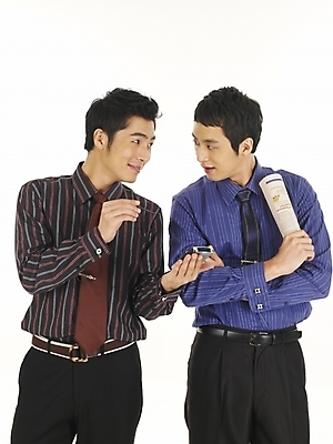 포토 JPG 스튜디오촬영 남자 와이셔츠 비즈니스 부분 대화 서기 미소 웃음 누끼 사람 상반신 20대 두명 비즈니스라이프 청춘 한국인 직장인 비즈니스맨 신문 동료 PDA 남자만 성인남자만 청년만 청년남자만 성인만 국내포토 직업 라이프스타일 컨셉 셔츠 관계 모션 실내 표정 말하기 동양인 청년 간행물 전자제품 뉴스 파일형식