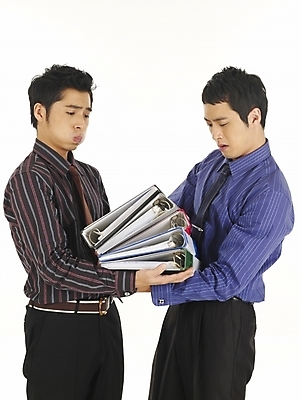 포토 JPG 스튜디오촬영 남자 와이셔츠 비즈니스 부분 협력 서기 누끼 사람 상반신 20대 두명 비즈니스라이프 청춘 한국인 업무 작업 직장인 비즈니스맨 작업실 상사 동료 부하 업무과다 파일박스 남자만 성인남자만 청년만 청년남자만 성인만 국내포토 직업 라이프스타일 컨셉 셔츠 관계 모션 실내 동양인 청년 상자 파일형식