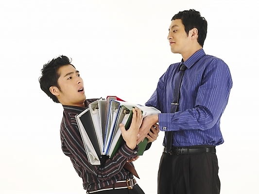 포토 JPG 스튜디오촬영 남자 와이셔츠 비즈니스 부분 서기 사람 상반신 20대 두명 비즈니스라이프 청춘 한국인 업무 작업 직장인 비즈니스맨 작업실 상사 동료 부하 업무과다 파일박스 남자만 성인남자만 청년만 청년남자만 성인만 국내포토 직업 라이프스타일 컨셉 셔츠 관계 모션 실내 동양인 청년 상자 파일형식