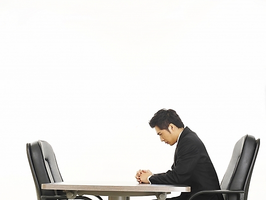 포토 JPG 스튜디오촬영 남자 가구 생각 의자 회사 비즈니스 부분 탁자 회의 사람 앉기 정장 상반신 20대 두명 옆모습 비즈니스라이프 청춘 사무실 한국인 직장인 비즈니스맨 책상 동료 고민 갈등 사무용가구 남자만 성인남자만 청년만 청년남자만 성인만 국내포토 직업 라이프스타일 옷 감정 뷰포인트 생활용품 컨셉 관계 모션 실내 동양인 청년 파일형식