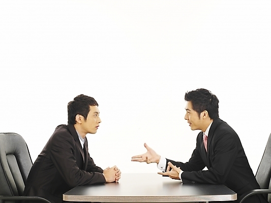 포토 JPG 스튜디오촬영 남자 가구 의자 회사 비즈니스 부분 탁자 회의 협력 이야기 대화 협상 사람 앉기 정장 상반신 20대 두명 비즈니스라이프 청춘 사무실 한국인 직장인 비즈니스맨 책상 동료 사무용가구 남자만 성인남자만 청년만 청년남자만 성인만 국내포토 직업 라이프스타일 옷 생활용품 컨셉 관계 모션 실내 말하기 동양인 청년 파일형식