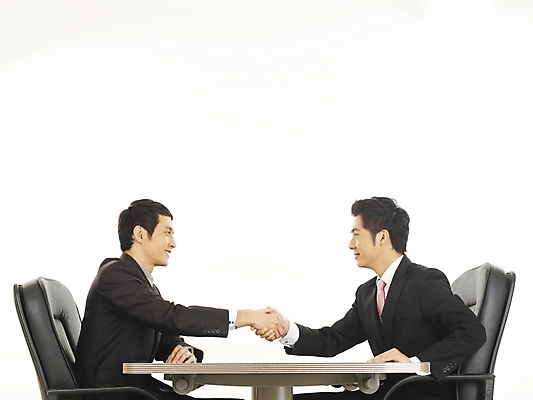 포토 JPG 스튜디오촬영 남자 가구 의자 회사 비즈니스 부분 탁자 성공 회의 협력 악수 협상 미소 웃음 사람 앉기 정장 손짓 상반신 20대 두명 비즈니스라이프 청춘 사무실 거래 한국인 직장인 비즈니스맨 책상 동료 계약 사무용가구 화해 문제해결 타결 남자만 성인남자만 청년만 청년남자만 성인만 국내포토 직업 라이프스타일 옷 감정 생활용품 컨셉 관계 모션 실내 표정 동양인 청년 파일형식