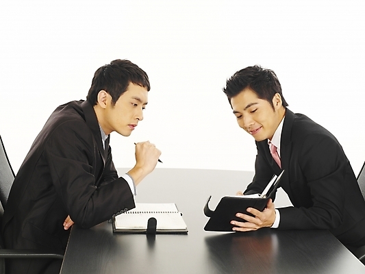 포토 JPG 스튜디오촬영 남자 가구 회사 비즈니스 부분 탁자 회의 협력 대화 사람 앉기 정장 상반신 20대 두명 비즈니스라이프 청춘 사무실 다이어리 한국인 직장인 비즈니스맨 토론 책상 동료 사무용가구 남자만 성인남자만 청년만 청년남자만 성인만 국내포토 직업 라이프스타일 옷 생활용품 컨셉 관계 모션 실내 말하기 동양인 청년 사무용품 파일형식