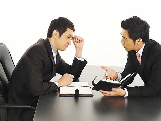 포토 JPG 스튜디오촬영 남자 가구 회사 비즈니스 부분 탁자 회의 협력 대화 사람 앉기 정장 상반신 20대 두명 비즈니스라이프 청춘 사무실 다이어리 한국인 직장인 비즈니스맨 토론 책상 동료 사무용가구 남자만 성인남자만 청년만 청년남자만 성인만 국내포토 직업 라이프스타일 옷 생활용품 컨셉 관계 모션 실내 말하기 동양인 청년 사무용품 파일형식