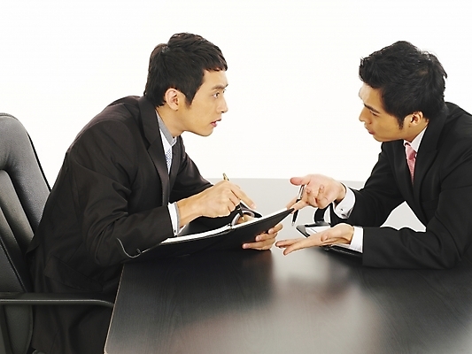 포토 JPG 스튜디오촬영 남자 가구 회사 비즈니스 부분 탁자 회의 협력 대화 사람 앉기 정장 상반신 20대 두명 비즈니스라이프 청춘 사무실 다이어리 한국인 직장인 비즈니스맨 토론 책상 동료 사무용가구 남자만 성인남자만 청년만 청년남자만 성인만 국내포토 직업 라이프스타일 옷 생활용품 컨셉 관계 모션 실내 말하기 동양인 청년 사무용품 파일형식