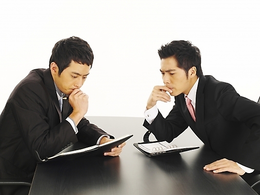 포토 JPG 스튜디오촬영 남자 가구 회사 비즈니스 부분 탁자 회의 협력 대화 사람 앉기 정장 상반신 20대 두명 비즈니스라이프 청춘 사무실 다이어리 한국인 직장인 비즈니스맨 토론 책상 동료 사무용가구 남자만 성인남자만 청년만 청년남자만 성인만 국내포토 직업 라이프스타일 옷 생활용품 컨셉 관계 모션 실내 말하기 동양인 청년 사무용품 파일형식