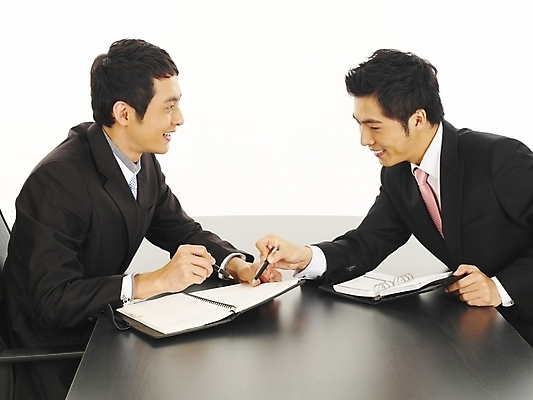 포토 JPG 스튜디오촬영 남자 가구 회사 비즈니스 부분 탁자 회의 협력 대화 사람 앉기 정장 상반신 20대 두명 비즈니스라이프 청춘 사무실 다이어리 한국인 직장인 비즈니스맨 토론 책상 동료 사무용가구 남자만 성인남자만 청년만 청년남자만 성인만 국내포토 직업 라이프스타일 옷 생활용품 컨셉 관계 모션 실내 말하기 동양인 청년 사무용품 파일형식