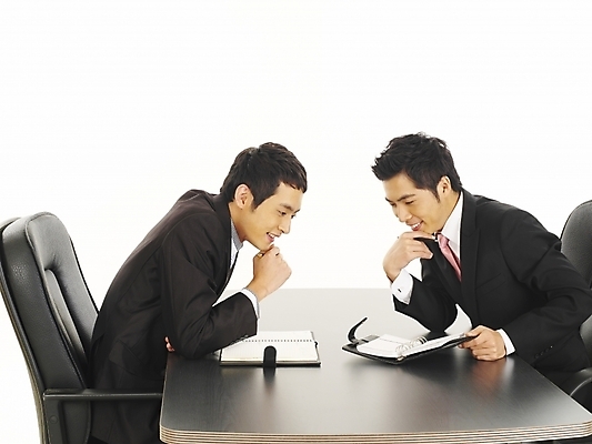 포토 JPG 스튜디오촬영 남자 가구 회사 비즈니스 부분 탁자 회의 협력 대화 사람 앉기 정장 상반신 20대 두명 비즈니스라이프 청춘 사무실 다이어리 한국인 직장인 비즈니스맨 토론 책상 동료 사무용가구 남자만 성인남자만 청년만 청년남자만 성인만 국내포토 직업 라이프스타일 옷 생활용품 컨셉 관계 모션 실내 말하기 동양인 청년 사무용품 파일형식