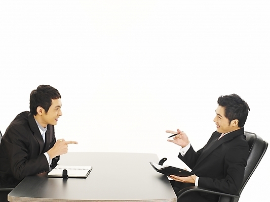 포토 JPG 스튜디오촬영 남자 가구 회사 비즈니스 부분 탁자 회의 협력 대화 사람 앉기 정장 상반신 20대 두명 비즈니스라이프 청춘 사무실 다이어리 한국인 직장인 비즈니스맨 토론 책상 동료 사무용가구 남자만 성인남자만 청년만 청년남자만 성인만 국내포토 직업 라이프스타일 옷 생활용품 컨셉 관계 모션 실내 말하기 동양인 청년 사무용품 파일형식