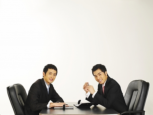 포토 JPG 스튜디오촬영 남자 가구 회사 비즈니스 부분 탁자 회의 협력 대화 사람 앉기 정장 상반신 20대 두명 비즈니스라이프 청춘 사무실 다이어리 한국인 직장인 비즈니스맨 토론 책상 동료 사무용가구 남자만 성인남자만 청년만 청년남자만 성인만 국내포토 직업 라이프스타일 옷 생활용품 컨셉 관계 모션 실내 말하기 동양인 청년 사무용품 파일형식