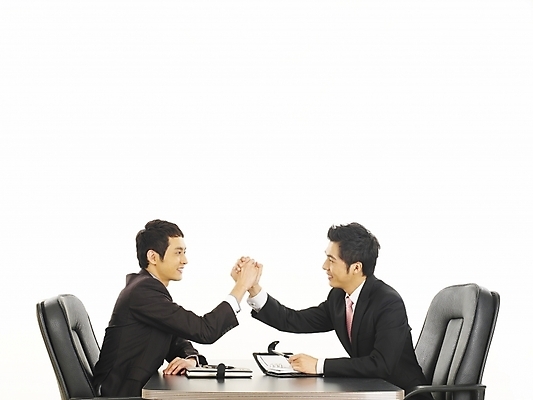 포토 JPG 스튜디오촬영 남자 가구 회사 비즈니스 부분 탁자 회의 협력 대화 협상 사람 앉기 정장 상반신 20대 두명 비즈니스라이프 청춘 사무실 다이어리 한국인 직장인 비즈니스맨 토론 책상 동료 사무용가구 남자만 성인남자만 청년만 청년남자만 성인만 국내포토 직업 라이프스타일 옷 생활용품 컨셉 관계 모션 실내 말하기 동양인 청년 사무용품 파일형식