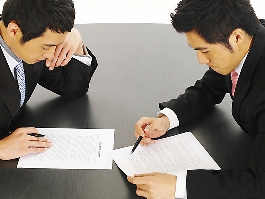 포토 JPG 스튜디오촬영 남자 가구 회사 비즈니스 부분 탁자 회의 협력 협상 사람 앉기 정장 상반신 20대 두명 비즈니스라이프 청춘 사무실 필기구 볼펜 한국인 직장인 비즈니스맨 책상 동료 계약 문서 계약서 사무용가구 서명 남자만 성인남자만 청년만 청년남자만 성인만 국내포토 직업 라이프스타일 옷 생활용품 컨셉 관계 모션 문구용품 실내 동양인 청년 펜 파일형식