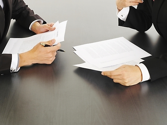 포토 JPG 스튜디오촬영 남자 가구 회사 비즈니스 부분 탁자 회의 협력 협상 사람 앉기 정장 상반신 20대 두명 비즈니스라이프 청춘 사무실 필기구 볼펜 한국인 직장인 비즈니스맨 책상 동료 계약 문서 계약서 사무용가구 서명 남자만 성인남자만 청년만 청년남자만 성인만 국내포토 직업 라이프스타일 옷 생활용품 컨셉 관계 모션 문구용품 실내 동양인 청년 펜 파일형식