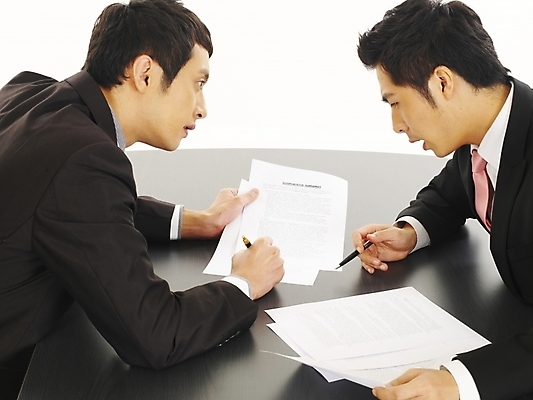 포토 JPG 스튜디오촬영 남자 가구 회사 비즈니스 부분 탁자 회의 협력 협상 사람 앉기 정장 상반신 20대 두명 비즈니스라이프 청춘 사무실 필기구 볼펜 한국인 직장인 비즈니스맨 책상 동료 계약 문서 계약서 사무용가구 서명 남자만 성인남자만 청년만 청년남자만 성인만 국내포토 직업 라이프스타일 옷 생활용품 컨셉 관계 모션 문구용품 실내 동양인 청년 펜 파일형식
