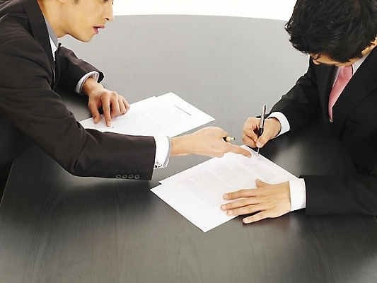 포토 JPG 스튜디오촬영 남자 가구 회사 비즈니스 부분 탁자 회의 협력 협상 사람 앉기 정장 상반신 20대 두명 비즈니스라이프 청춘 사무실 필기구 볼펜 한국인 직장인 비즈니스맨 책상 동료 계약 문서 계약서 사무용가구 서명 남자만 성인남자만 청년만 청년남자만 성인만 국내포토 직업 라이프스타일 옷 생활용품 컨셉 관계 모션 문구용품 실내 동양인 청년 펜 파일형식