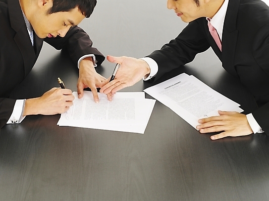 포토 JPG 스튜디오촬영 남자 가구 회사 비즈니스 부분 탁자 회의 협력 협상 사람 앉기 정장 상반신 20대 두명 비즈니스라이프 청춘 사무실 필기구 볼펜 한국인 직장인 비즈니스맨 책상 동료 계약 문서 계약서 사무용가구 서명 남자만 성인남자만 청년만 청년남자만 성인만 국내포토 직업 라이프스타일 옷 생활용품 컨셉 관계 모션 문구용품 실내 동양인 청년 펜 파일형식