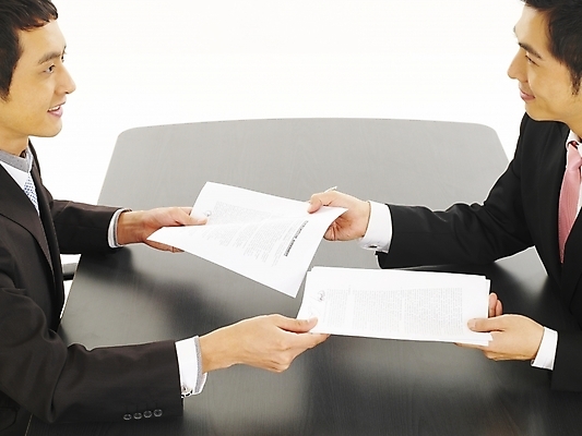 포토 JPG 스튜디오촬영 남자 가구 회사 비즈니스 부분 탁자 회의 협력 협상 사람 앉기 정장 상반신 20대 두명 비즈니스라이프 청춘 사무실 필기구 볼펜 한국인 직장인 비즈니스맨 책상 동료 계약 문서 계약서 사무용가구 서명 남자만 성인남자만 청년만 청년남자만 성인만 국내포토 직업 라이프스타일 옷 생활용품 컨셉 관계 모션 문구용품 실내 동양인 청년 펜 파일형식